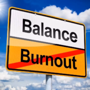 Wegweiser Schild vor blauem Schönewetterhimmel Balance ja, Burnout no