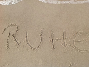 Ruhe in Sand geschrieben.