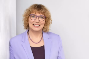 Porträtbild Birgit Grobbecker lächelnd im Anzug