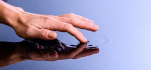Finger-der-wellen-im-wasser-ausloest
